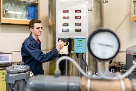 Mechanical Engineering students work with hydraulics in the lab