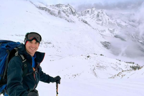 A man stands in the snowy mountains