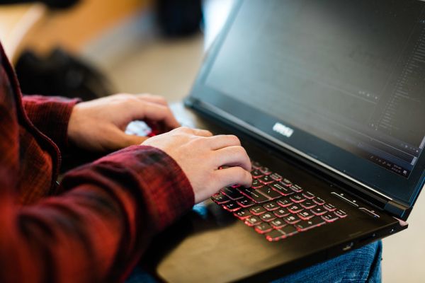 Hands at the keyboard of a laptop