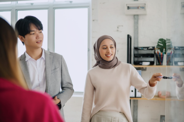 A woman give a presentation 