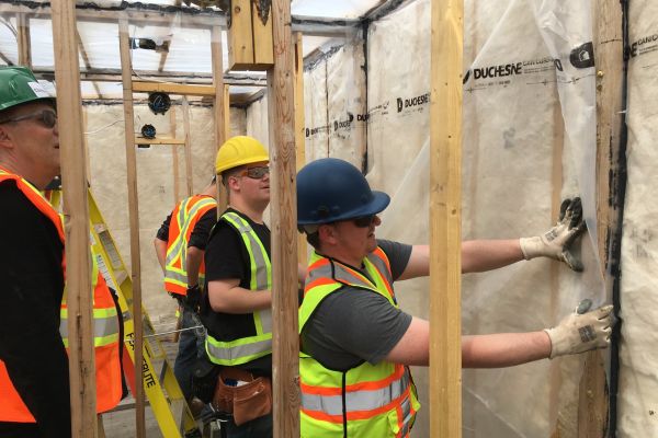 people installing insulation 