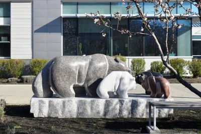 granit sculpture of a bear mother and her cubs