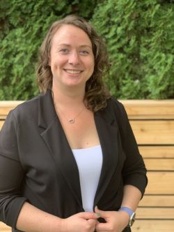 Headshot of instructor Lindsay Heinz