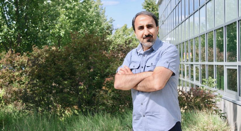 Madjid Mohammadzadeh teaches English language.