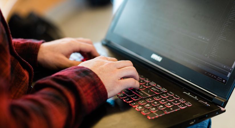 Hands at the keyboard of a laptop