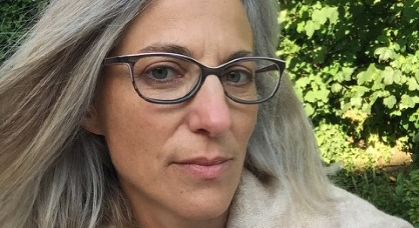 woman with shoulder length hair and glasses
